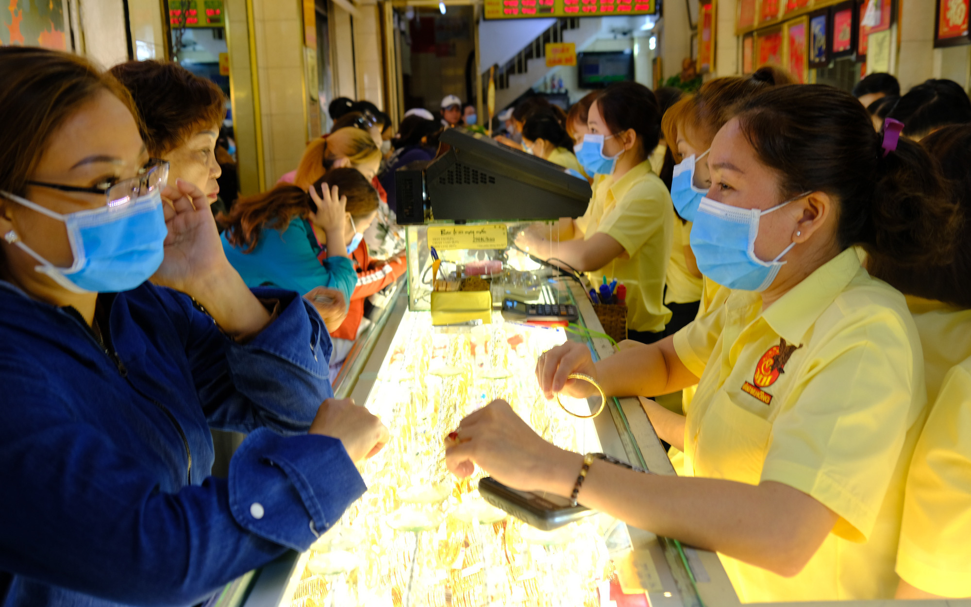 Ngại virus corona, người mua vàng ngày vía Thần tài ở Sài Gòn giảm mạnh, ai cũng bịt chặt khẩu trang
