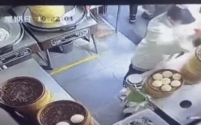 Sự thật về hình ảnh một người đàn ông nghi nhiễm virus corona gục ngã trước cửa nhà hàng há cảo ở Thượng Hải