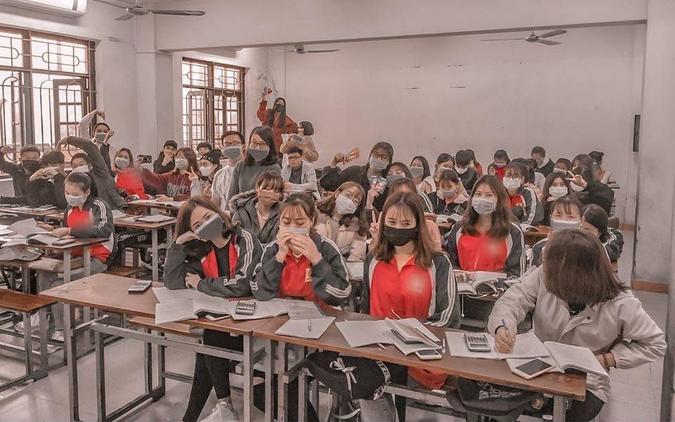 Sinh viên 1 trường Đại học ở Hà Nội quyết tâm trang bị từ khẩu trang đến áo mưa đi học để phòng chống dịch bệnh