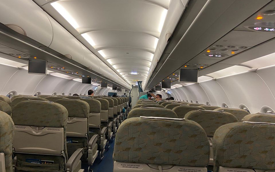 Giữa tâm bão corona, MC Minh Trang chia sẻ ảnh ông xã đi công tác trên chuyến bay trống trơn vắng khách