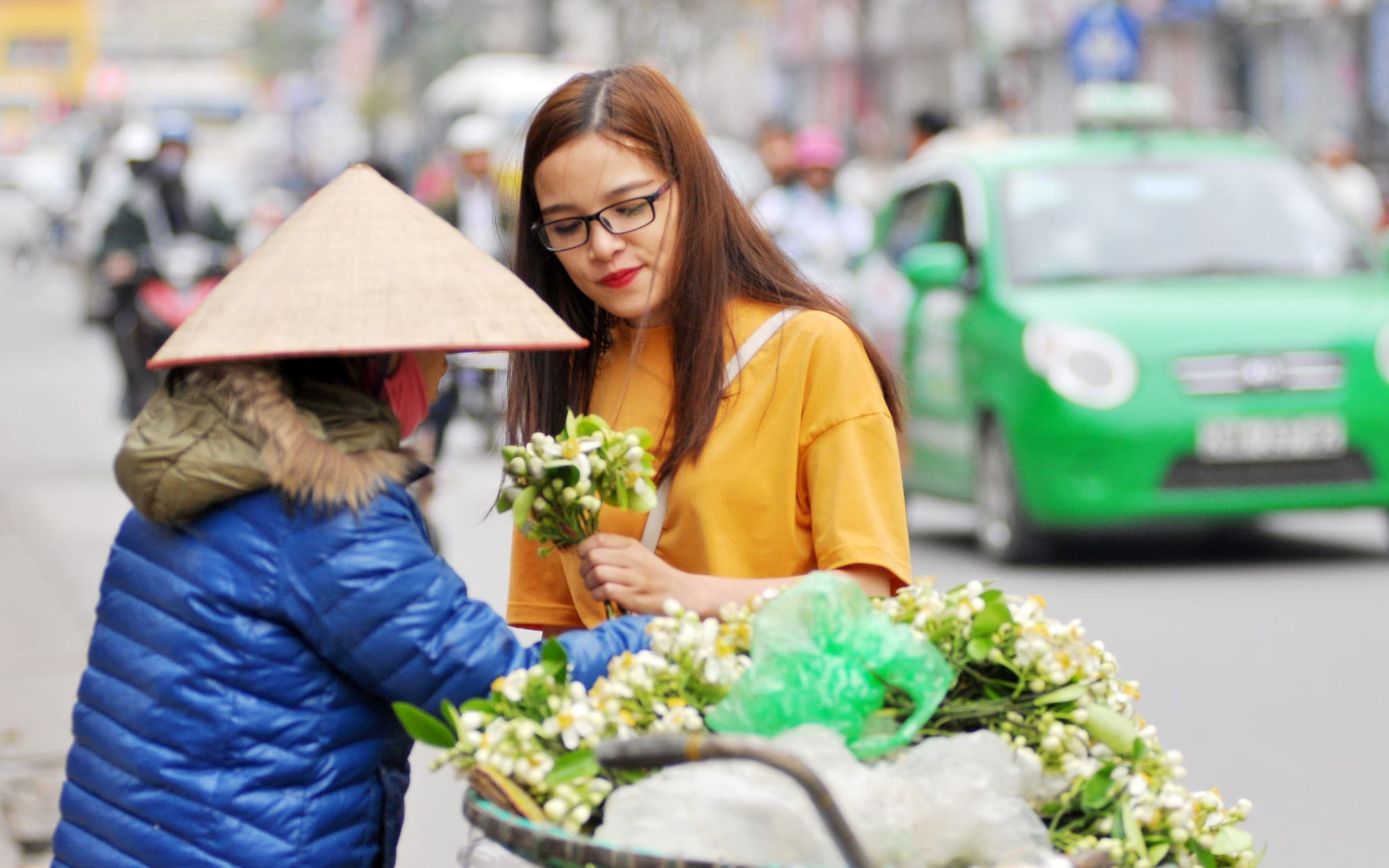 Đầu mùa gánh hoa bưởi xuống phố, giá hơn 300.000 đồng/kg vẫn đắt khách