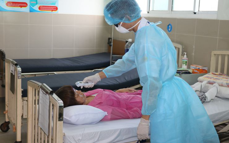 Người vợ trong gia đình Trung Quốc có 2 người nhiễm virus corona được con trai đến bệnh viện đón về