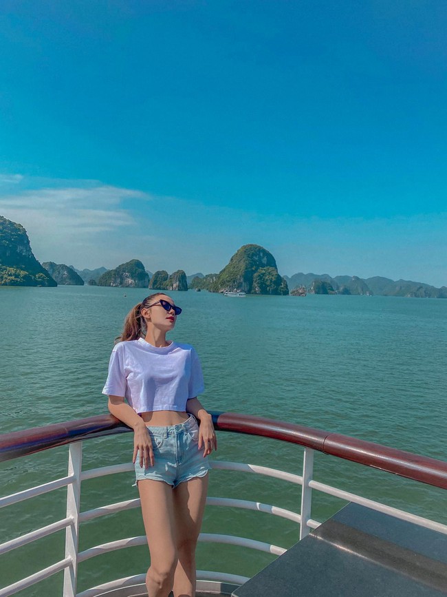 Minh Hằng khoe eo thon giữa không gian thiên nhiên thơ mộng.