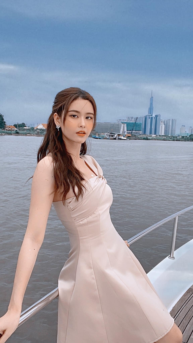 Trương Quỳnh Anh viết: "Hôm nay bỗng thấy yêu đời. Ngồi chờ ai đến nói lời...".
