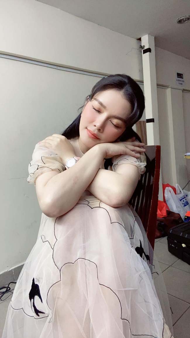 Lý Nhã Kỳ bộc bạch: "Mơ đến món khoai mì hấp nước dừa nè. Trời mưa mà được ăn món khoai mì hấp nước dừa còn gì bằng".