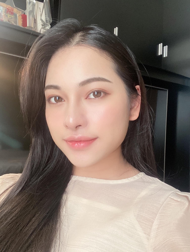 "Bà bầu" Sara Lưu bày tỏ: "Ngủ dậy mặt sưng húp môi hơi tều nhìn buồn cười dã man".