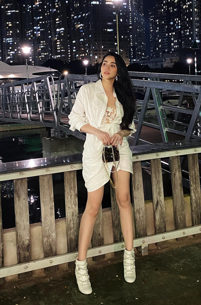 Trang Nhung đăng hình cùng dòng chú thích: "Chán tóc vàng em để tóc đen cho huyền bí".