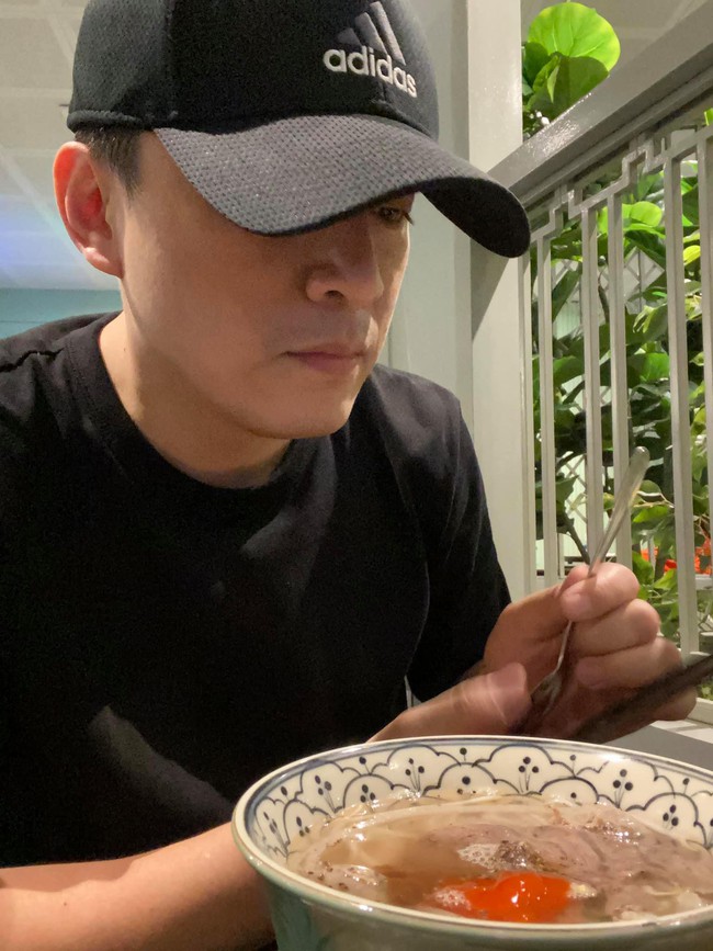 Lam Trường tranh thủ đi ăn khi tới Hà Nội.