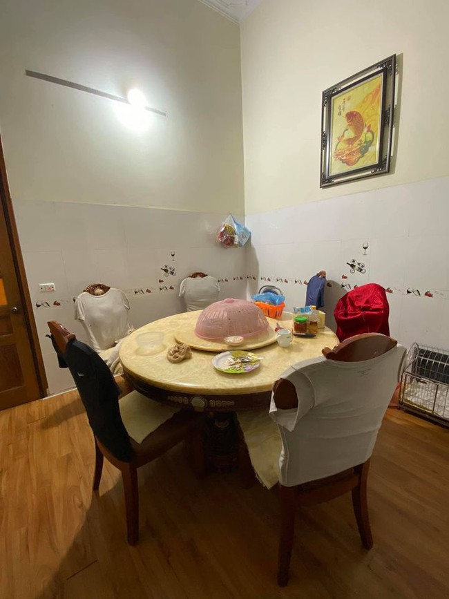 Bộ bàn ăn của gia đình có những chiếc ghế mặc áo người nhìn ghê rợn, hóa ra là có lý do đặc biệt - Ảnh 1.