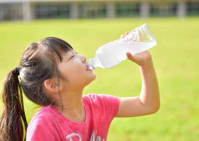 Uống nước bằng chai nhựa suốt 1 năm, người mẹ choáng váng phát hiện ra con gái bị viêm da cơ địa và dậy thì sớm - Ảnh 1.