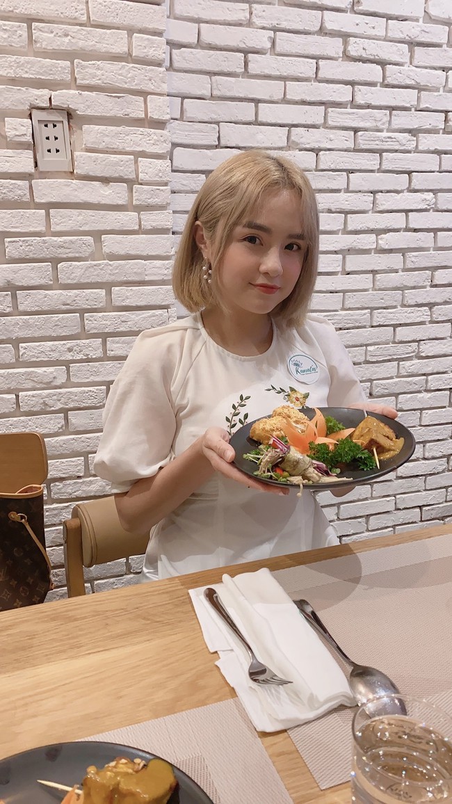 "Đồ ăn ngon quá lỡ ăn hơi nhiều xong lên hát lấy hơi không nổi luôn", Thái Trinh thú nhận.