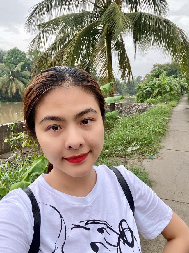 Vân Trang tâm sự khi về quê: "Từ ngày bỏ lên Sài Gòn, mọi thứ để lại sau lưng, một năm về lại đây được 2 lần ngày mùng 2 tết thăm bà nội và giỗ ông nội. Giờ con mong nội khoẻ để mỗi lần về con còn thấy nội".