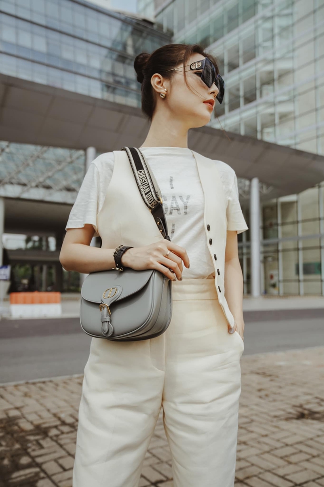 Diễm My 9X chia sẻ: "Vẫn chưa xong việc để nghỉ xả hơi tẹo nè nhà mình ơi. Bé đang thèm đi chơi nên sẽ cố gắng hoàn thành nốt rồi xách vali và đi".