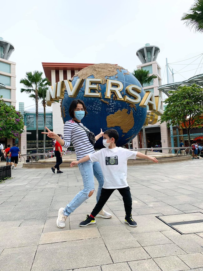 Thu Minh đăng ảnh bên con trai cùng dòng chú thích: " Hai đứa mình tấn công Universal Studio nào".