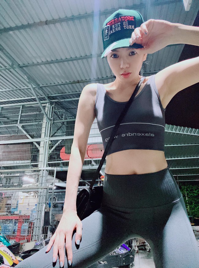 Lệ Quyên mặc đồ thể thao ôm sát tôn vóc dáng mảnh khảnh.
