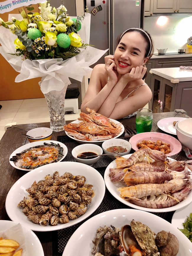 Đinh Ngọc Diệp thích thú nói: "Hôm nay có lộc ăn".