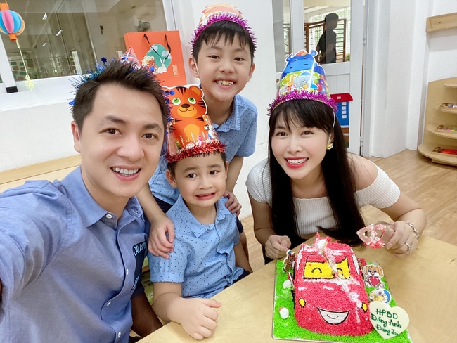 Vợ chồng Đăng Khôi tổ chức sinh nhật cho cậu út.