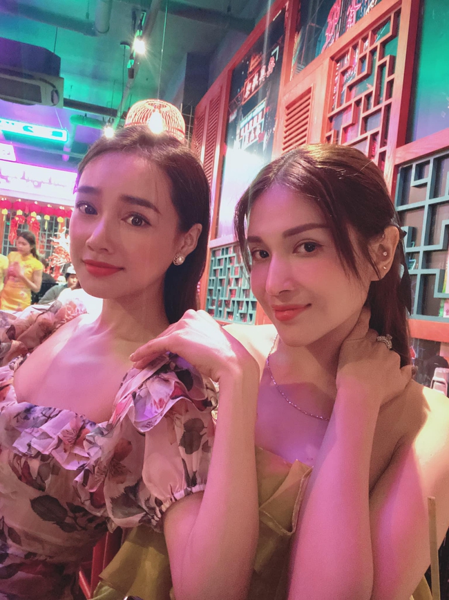 Khả Như up hình, không quên khen Nhã Phương xinh như búp bê sau khi sinh xong.