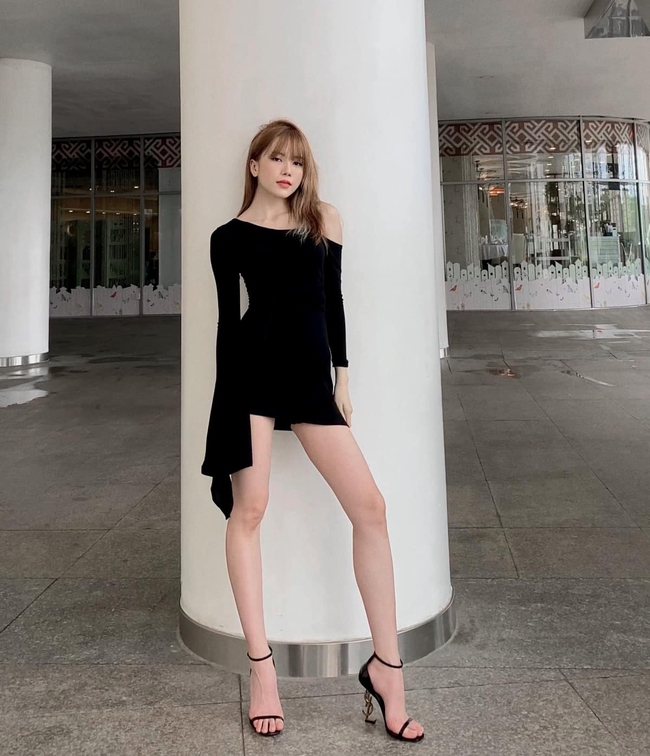Thiều Bảo Trâm diện đầm đen lộ đôi chân thon dài miên man.