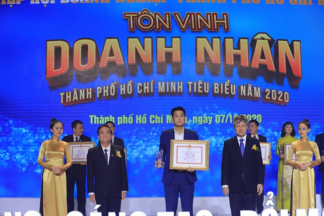 Không thua kém anh trai Phillip, Tiên Nguyễn - Richkid hiếm hoi nhận danh hiệu "Doanh nhân TP.HCM tiêu biểu 2020" khiến nhiều người trầm trồ   - Ảnh 2.