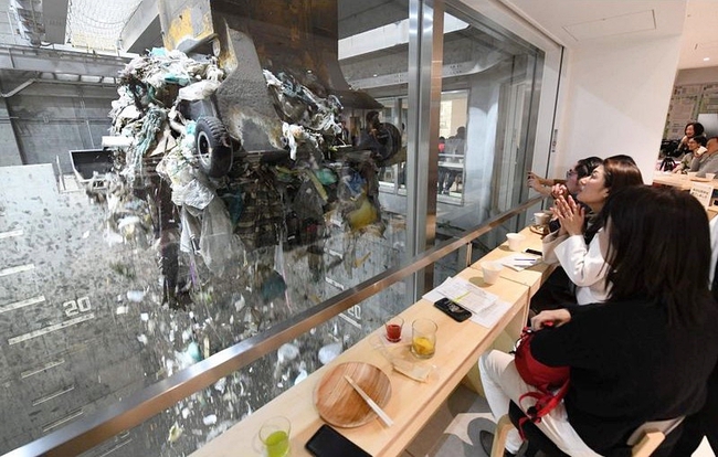 Đi ăn nhà hàng cao cấp ở Hà Nội, khách được "khuyến mãi" ngửi mùi thối do nhân viên hồn nhiên kéo thùng rác ngang qua bàn ăn - Ảnh 4.