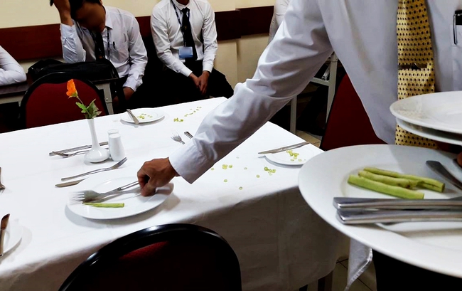 Đi ăn nhà hàng cao cấp ở Hà Nội, khách được "khuyến mãi" ngửi mùi thối do nhân viên hồn nhiên kéo thùng rác ngang qua bàn ăn - Ảnh 1.