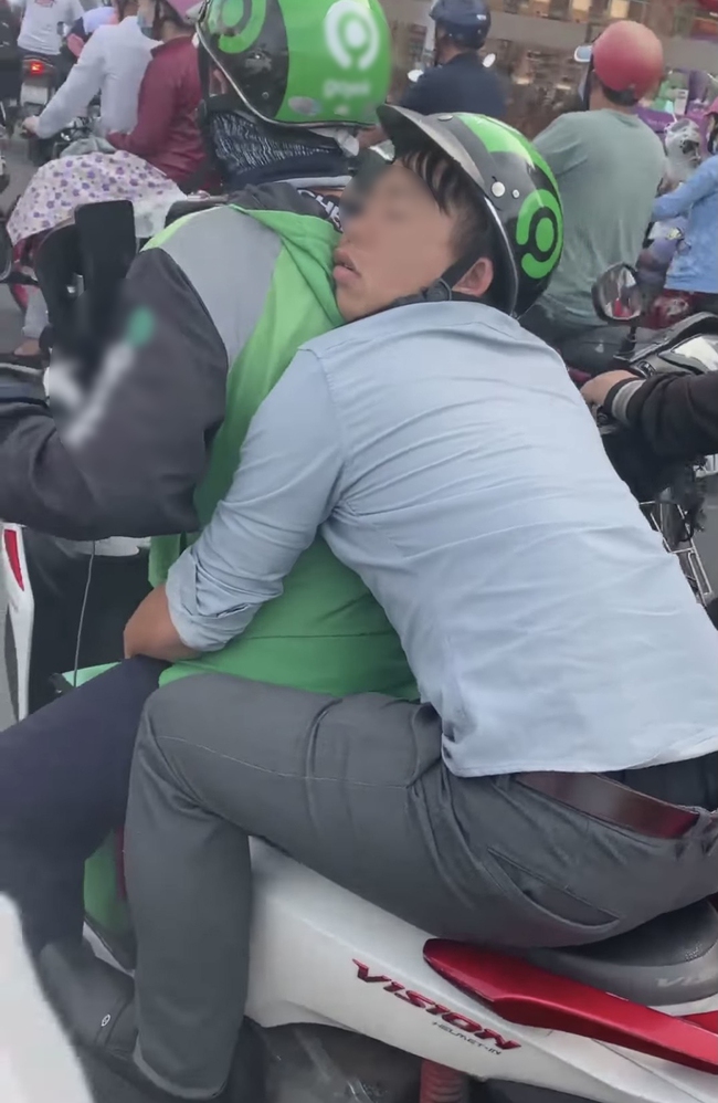 Anh xe ôm công nghệ còng lưng "cõng" khách nhậu về, đồng nghiệp nhìn thấy cũng chỉ biết "chia buồn với người anh em" - Ảnh 1.