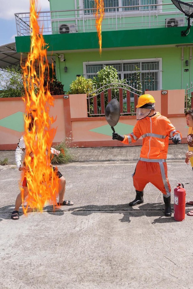 Dân mạng đổ xô xem ảnh vụ cháy nhà, nhưng sự thật té ra là một pha quảng cáo mì siêu cay khiến ai cũng tức nghẹn! - Ảnh 13.