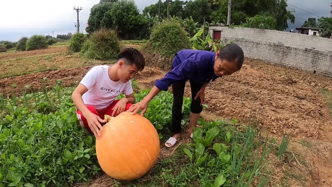 Bà Tân Vlog được con trai tặng loại quả nặng tới 30kg, chỉ trong "1 nốt nhạc" đã tính ngay ra món ăn chắc chỉ có trong chuyện cổ tích - Ảnh 1.