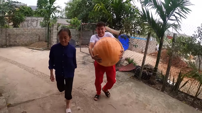 Bà Tân Vlog được con trai tặng loại quả nặng tới 30kg, chỉ trong "1 nốt nhạc" đã tính ngay ra món ăn chắc chỉ có trong chuyện cổ tích - Ảnh 2.