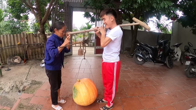 Bà Tân Vlog được con trai tặng loại quả nặng tới 30kg, chỉ trong "1 nốt nhạc" đã tính ngay ra món ăn chắc chỉ có trong chuyện cổ tích - Ảnh 3.