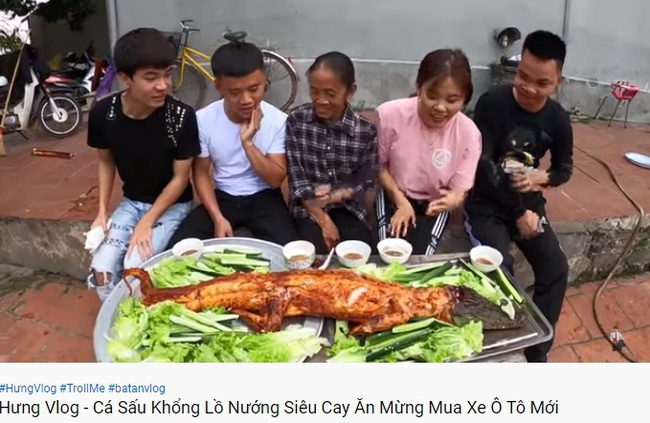 Ăn mừng chiếc xe mới mua chỉ với 40 triệu, Hưng Vlog và mẹ làm món nướng siêu cay nhưng lại bị "bóc phốt" ở một điểm này - Ảnh 4.