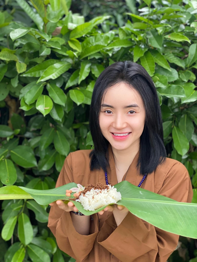 Vừa được khen xinh đẹp sau khoảng thời gian hơi "lố", em gái Angela Phương Trinh bỗng xuất hiện với khuôn mặt khác lạ nhưng vẫn được "bênh" nhờ điểm này - Ảnh 2.