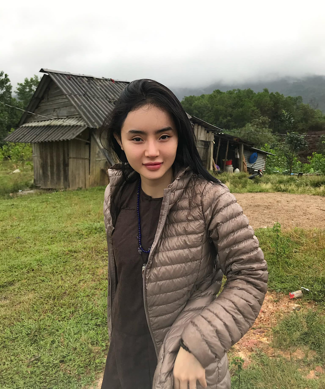 Vừa được khen xinh đẹp sau khoảng thời gian hơi "lố", em gái Angela Phương Trinh bỗng xuất hiện với khuôn mặt khác lạ nhưng vẫn được "bênh" nhờ điểm này - Ảnh 3.