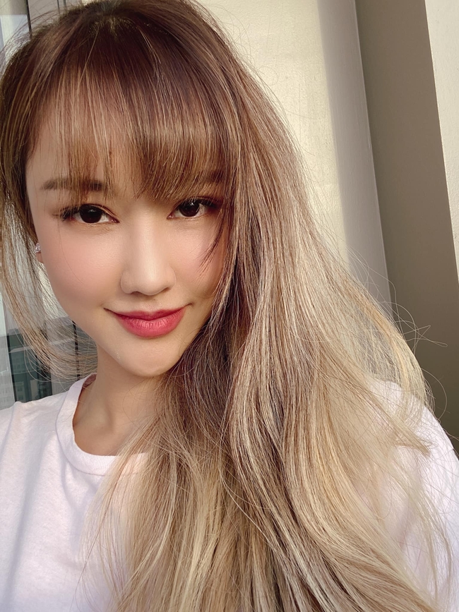 Maya up hình selfie mới.