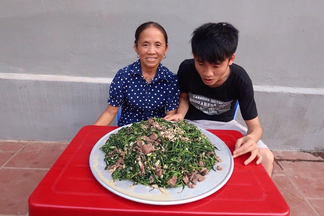 Bà Tân Vlog chính thức chạm ngưỡng 4 triệu sub dù vướng nhiều ồn ào, nhìn sang mức thu nhập mỗi tháng đến 9 con số mà ai cũng bất ngờ - Ảnh 1.
