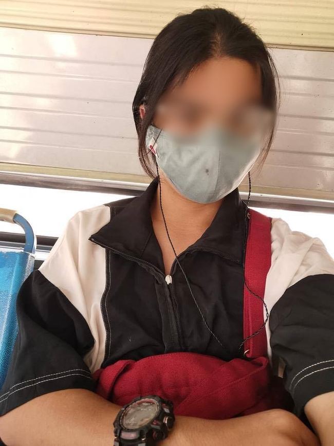 Chàng trai trẻ bị sàm sỡ trên xe bus chỉ vì sở hữu mái tóc dài và ngoại hình đẹp như con gái  - Ảnh 1.