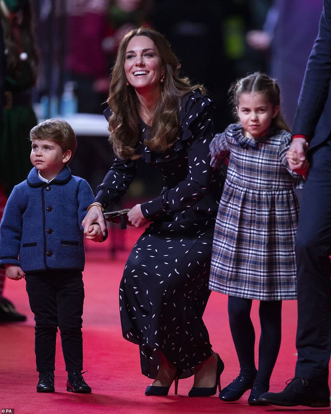 Lần đầu tiên 3 đứa trẻ nhà Công nương Kate cùng nhau xuất hiện trên thảm đỏ, bất ngờ nhất là Hoàng tử George với ngoại hình nổi bật - Ảnh 4.