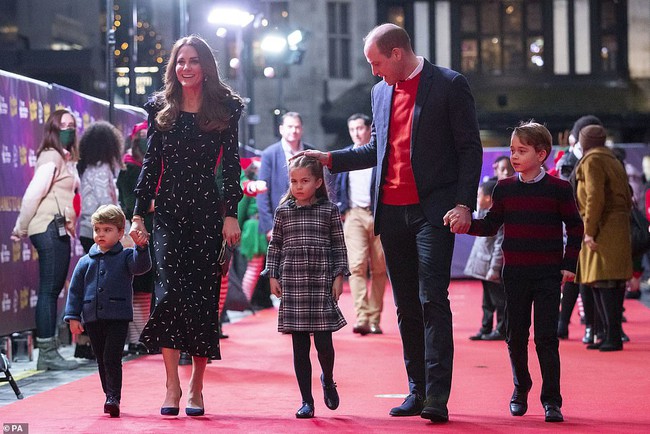Lần đầu tiên 3 đứa trẻ nhà Công nương Kate cùng nhau xuất hiện trên thảm đỏ, bất ngờ nhất là Hoàng tử George với ngoại hình nổi bật - Ảnh 1.