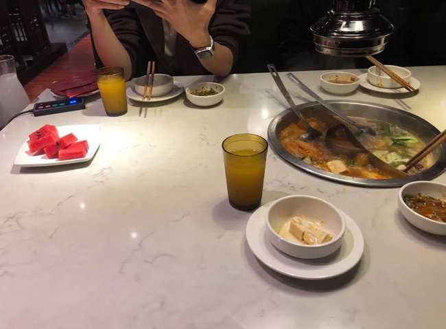 Dân mạng xôn xao về bài đăng tố nhà hàng lẩu Đài Loan nổi tiếng ở Việt Nam làm lơ, chảnh chọe với khách, đặt bàn trước nhưng khi đến vẫn phải đợi cả tiếng mới được ăn - Ảnh 4.