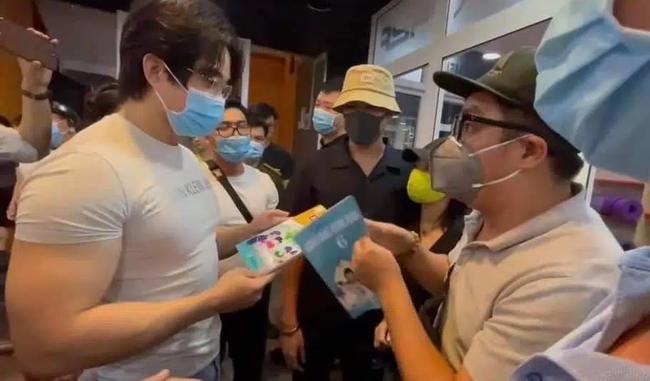 Nam gymer đã cúi đầu, khoanh tay xin lỗi vợ chồng nghệ sĩ Chí Tài vì phát ngôn thiếu suy nghĩ, một bài học "rất thấm" dành cho những kẻ thích cuồng ngôn trên livestream - Ảnh 2.