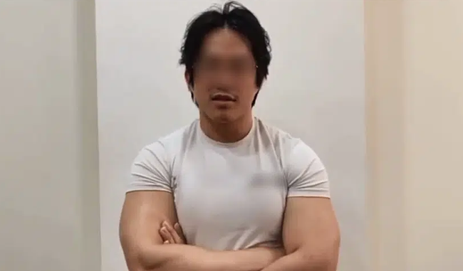Sau khi được các nghệ sĩ tìm tận nơi và tặng sách Đạo đức lớp 1, nam gymer nổi tiếng đã khoanh tay xin lỗi vợ chồng nghệ sĩ Chí Tài - Ảnh 3.