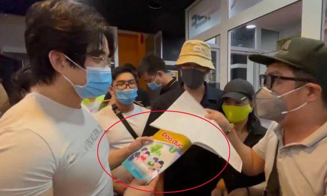 Nam gymer đã cúi đầu, khoanh tay xin lỗi vợ chồng nghệ sĩ Chí Tài vì phát ngôn thiếu suy nghĩ, một bài học "rất thấm" dành cho những kẻ thích cuồng ngôn trên livestream - Ảnh 1.