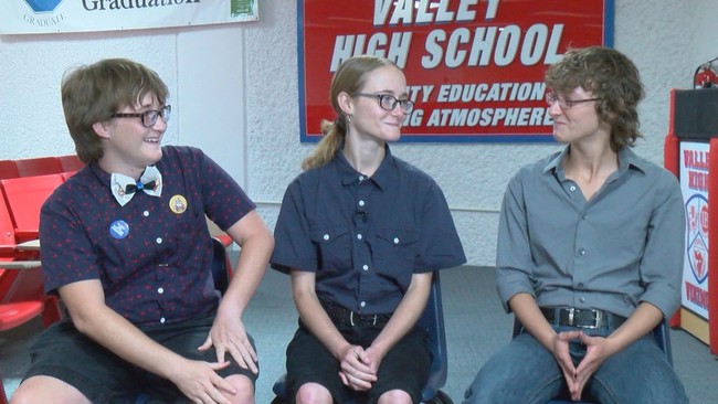 3 chị em đi học không trò chuyện với ai, sống khép kín đến nỗi nhà trường phải ra tay can thiệp mới biết sự thật nghiệt ngã về cuộc đời chúng - Ảnh 1.