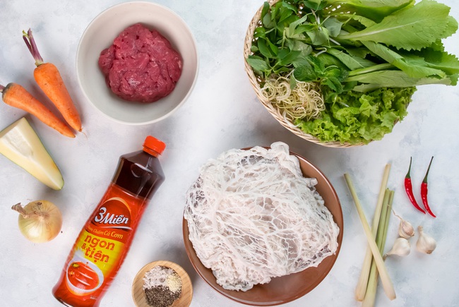 Vợ đảm chia sẻ món bò nướng mỡ chài từ công thức của Helen’s Recipes, nhìn thành quả là biết ngay anh chồng “số hưởng" - Ảnh 2.