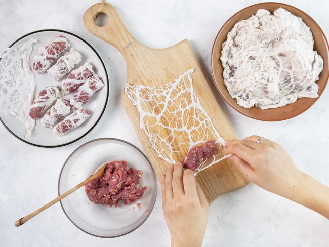 Vợ đảm chia sẻ món bò nướng mỡ chài từ công thức của Helen’s Recipes, nhìn thành quả là biết ngay anh chồng “số hưởng" - Ảnh 3.