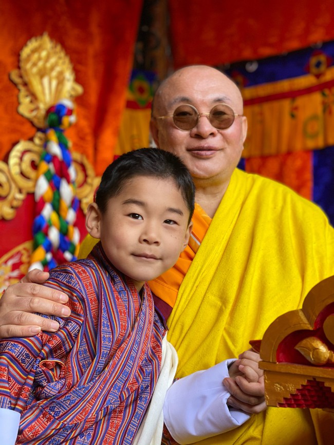 Hoàng hậu "vạn người mê" Bhutan chia sẻ ảnh mới của hai Hoàng tử, vẻ ngoài của hai đứa trẻ hoàng gia gây bất ngờ - Ảnh 1.