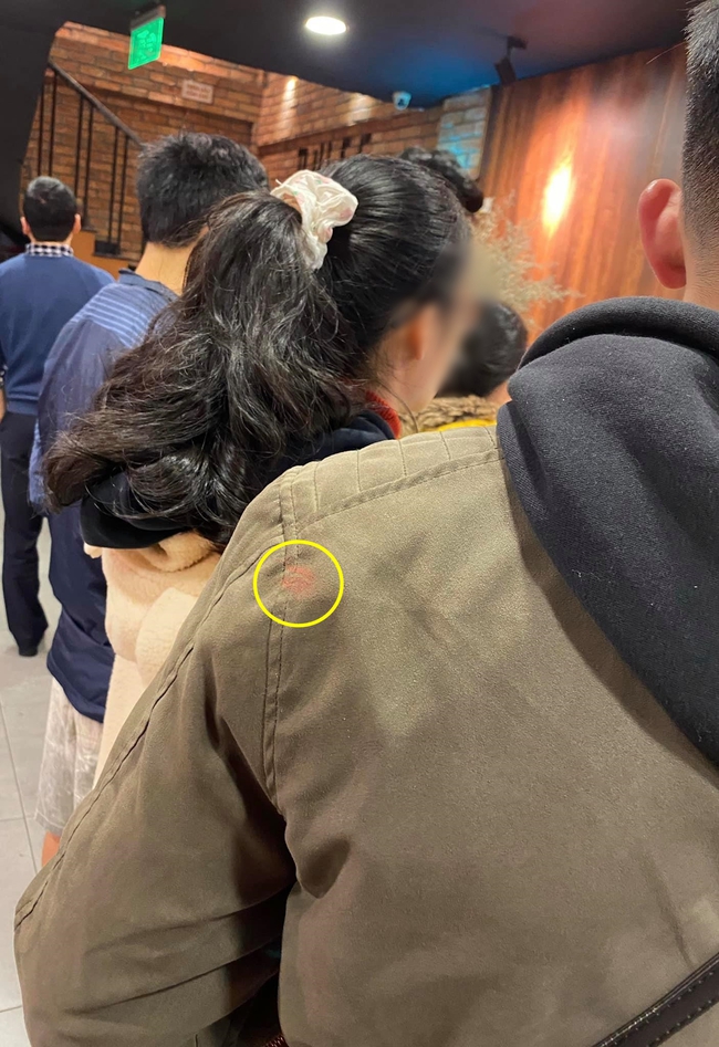 Cô gái giấu mặt khiến MXH dậy sóng vì chuyện "hôn nhầm" lên áo trai lạ ở tiệm pizza, với vết son nhìn lộ liễu như dấu tích của Tuesday - Ảnh 2.