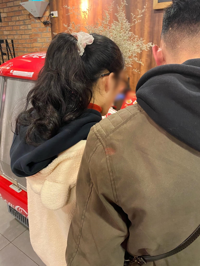 Cô gái giấu mặt khiến MXH dậy sóng vì chuyện "hôn nhầm" lên áo trai lạ ở tiệm pizza, với vết son nhìn lộ liễu như dấu tích của Tuesday - Ảnh 1.