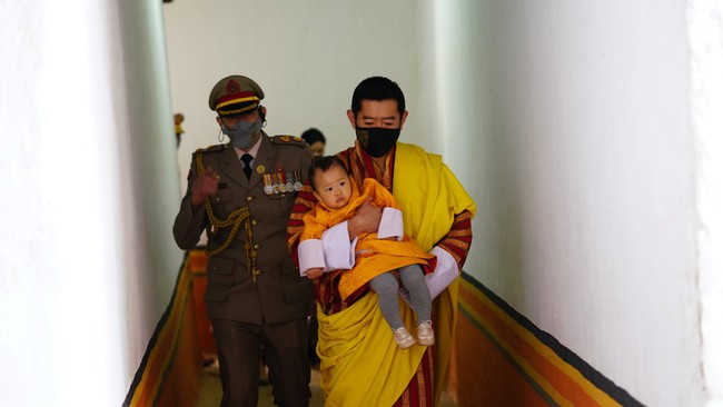 Hoàng hậu "vạn người mê" Bhutan chia sẻ ảnh mới của hai Hoàng tử, vẻ ngoài của hai đứa trẻ hoàng gia gây bất ngờ - Ảnh 4.